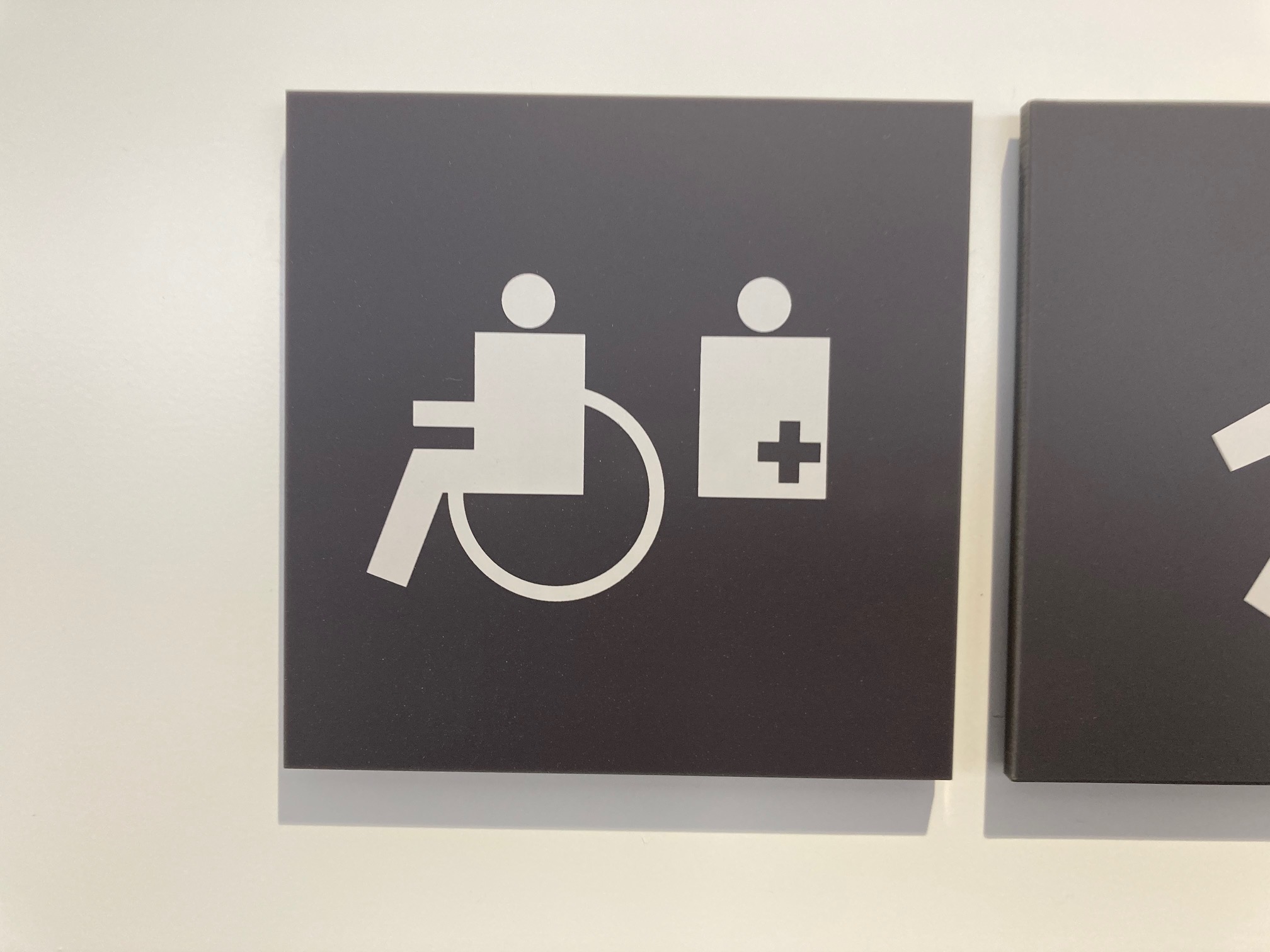 ユニバーサルデザインのトイレ 車いす オストメイトのシンボルマーク 深活 Fukkatsu